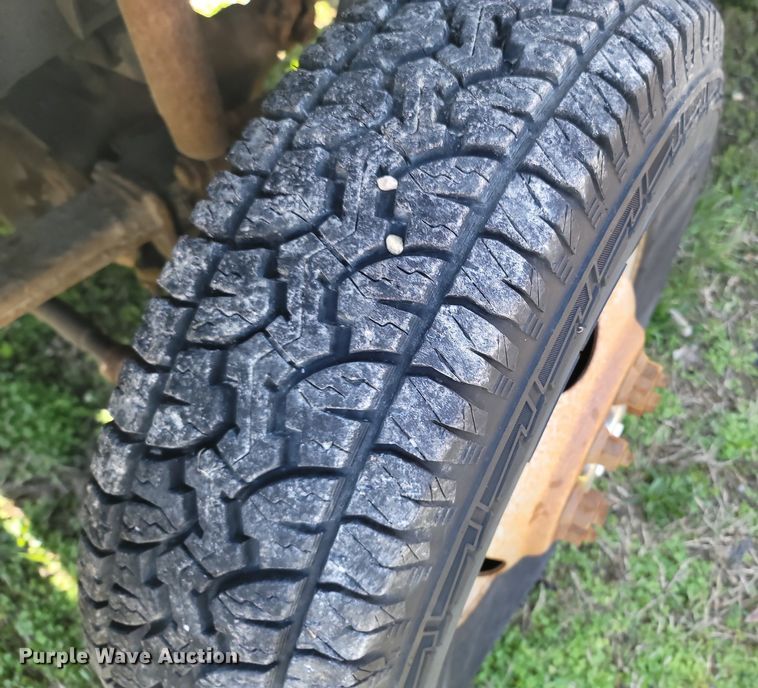 image for item MB9897 1986 Ford F350  flatbed pickup truck