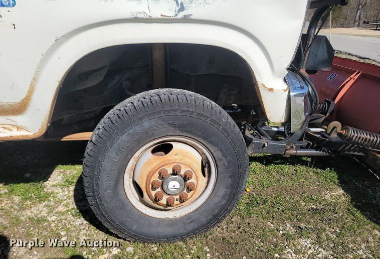 image for item MB9897 1986 Ford F350  flatbed pickup truck