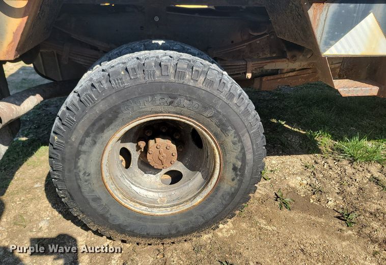 image for item MB9897 1986 Ford F350  flatbed pickup truck