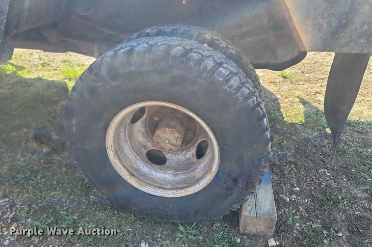 image for item MB9897 1986 Ford F350  flatbed pickup truck