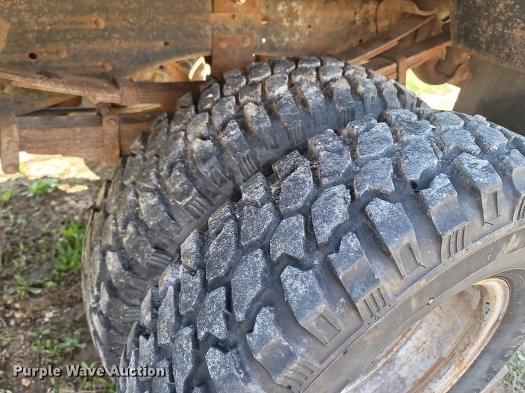 image for item MB9897 1986 Ford F350  flatbed pickup truck