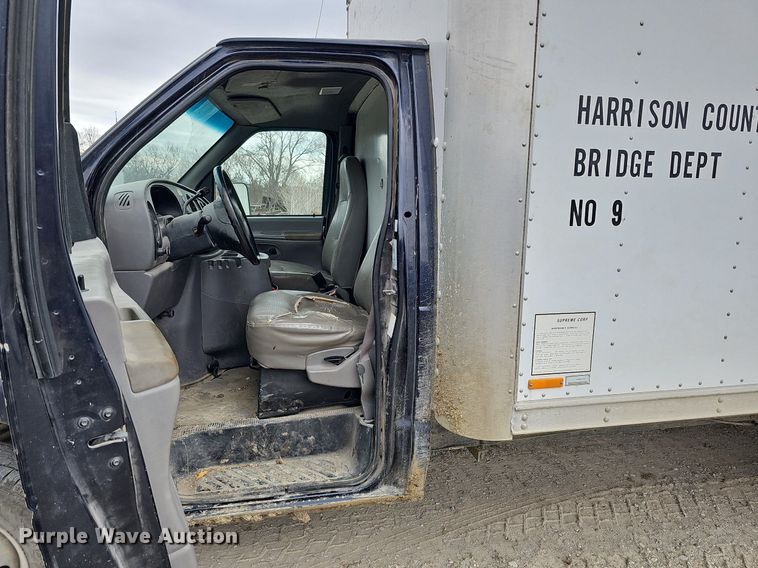 image for item MC9721 2000 Ford E350 Super Duty  box truck