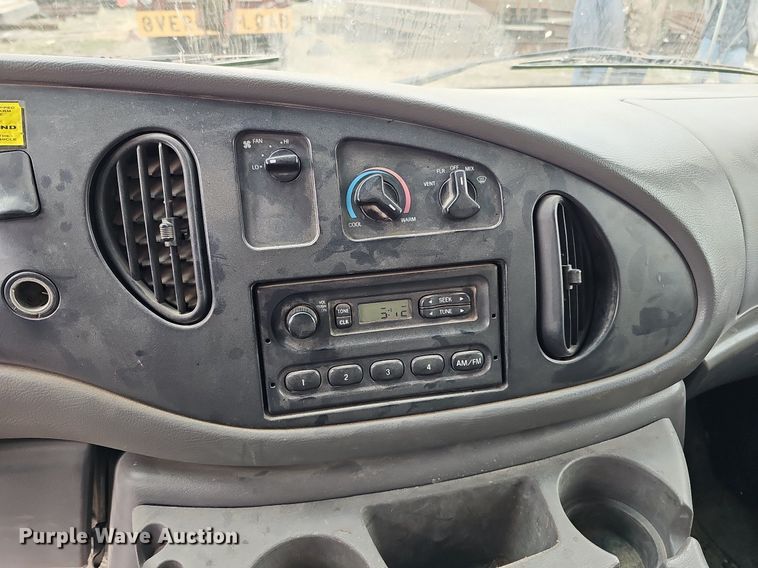 image for item MC9721 2000 Ford E350 Super Duty  box truck