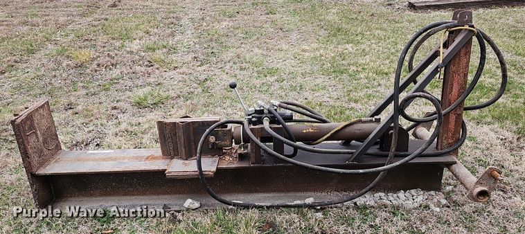 image for item MC9724 Ford I3-I0  log splitter
