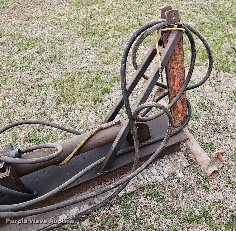 image for item MC9724 Ford I3-I0  log splitter
