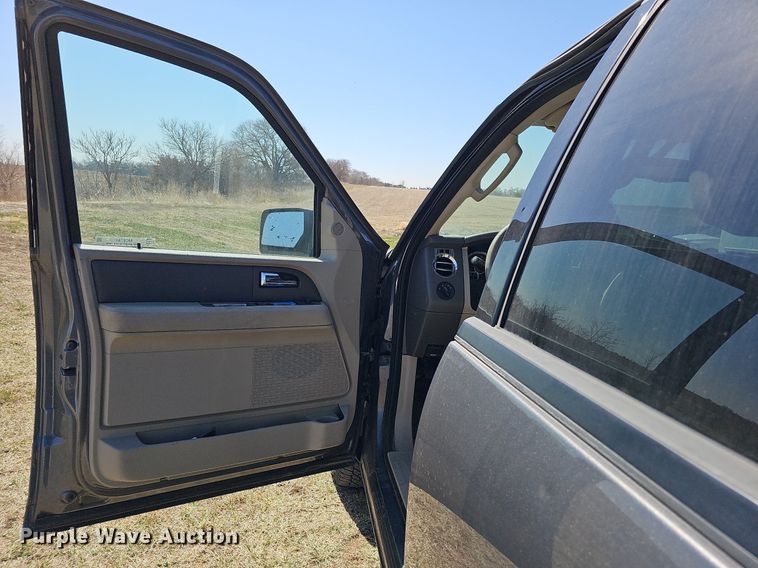 image for item MC9741 2010 Ford Expedition XLT  SUV