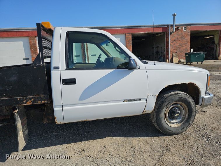 image for item MC9762 1995 Chevrolet Cheyenne C3500  flatbed pickup truck