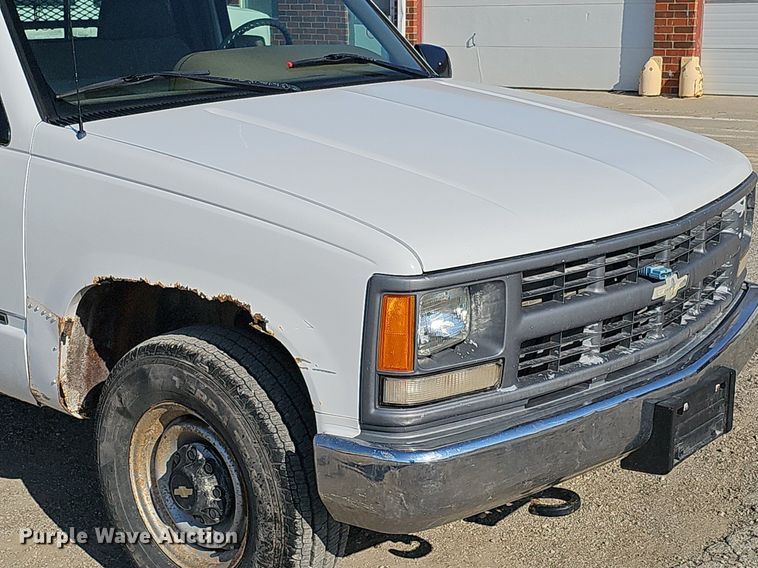 image for item MC9762 1995 Chevrolet Cheyenne C3500  flatbed pickup truck