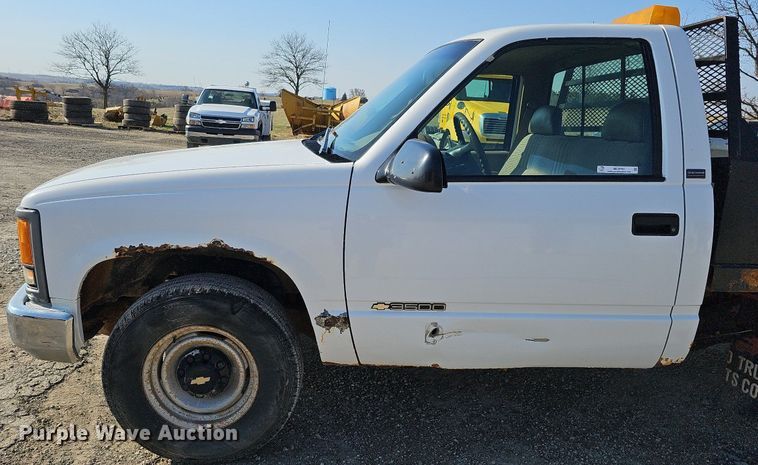 image for item MC9762 1995 Chevrolet Cheyenne C3500  flatbed pickup truck