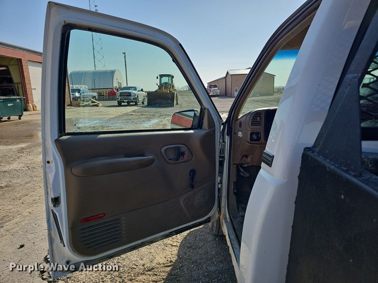 image for item MC9762 1995 Chevrolet Cheyenne C3500  flatbed pickup truck