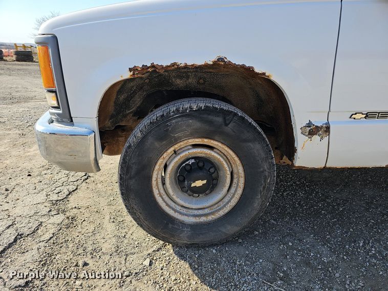 image for item MC9762 1995 Chevrolet Cheyenne C3500  flatbed pickup truck