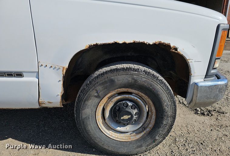 image for item MC9762 1995 Chevrolet Cheyenne C3500  flatbed pickup truck