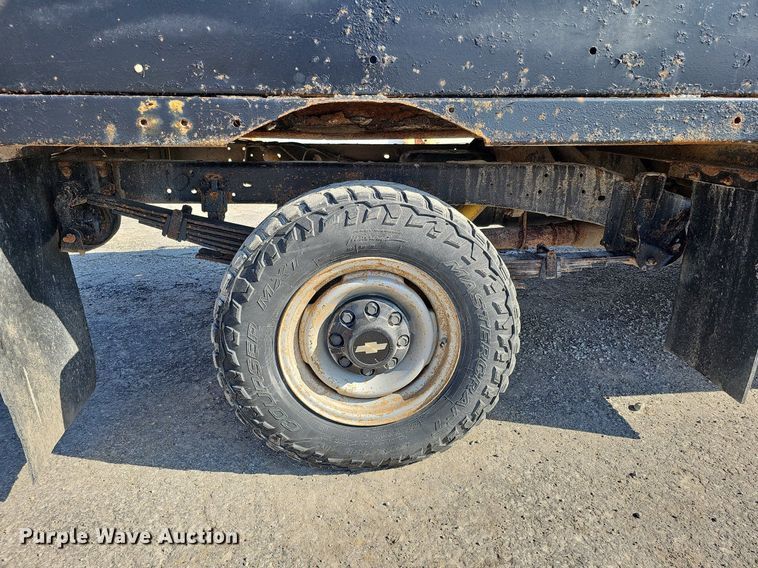 image for item MC9762 1995 Chevrolet Cheyenne C3500  flatbed pickup truck