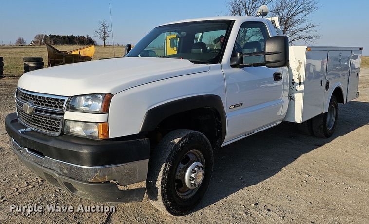 image for item MC9765 2005 Chevrolet Silverado 3500  utility bed pickup truck