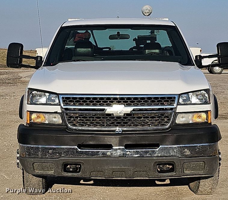 image for item MC9765 2005 Chevrolet Silverado 3500  utility bed pickup truck