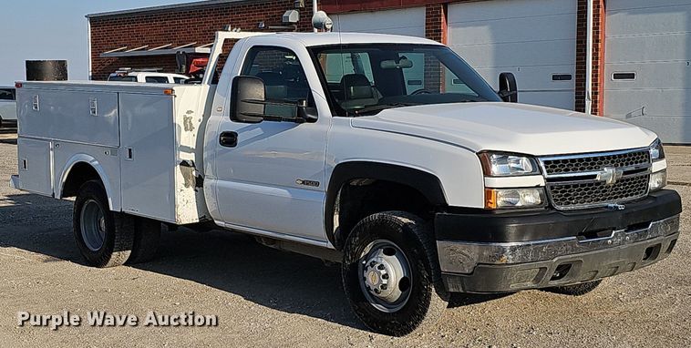 image for item MC9765 2005 Chevrolet Silverado 3500  utility bed pickup truck