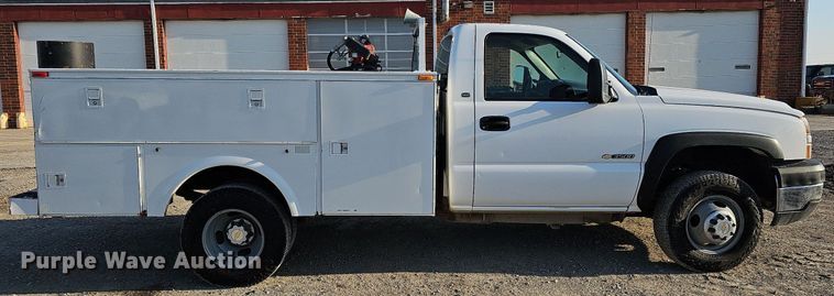 image for item MC9765 2005 Chevrolet Silverado 3500  utility bed pickup truck