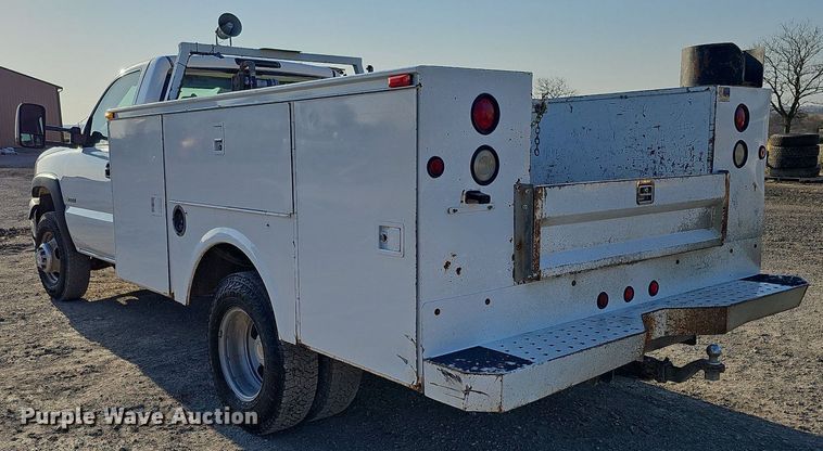 image for item MC9765 2005 Chevrolet Silverado 3500  utility bed pickup truck
