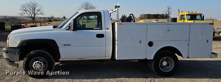 image for item MC9765 2005 Chevrolet Silverado 3500  utility bed pickup truck
