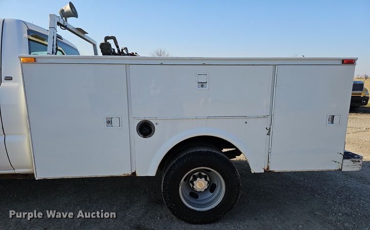 image for item MC9765 2005 Chevrolet Silverado 3500  utility bed pickup truck