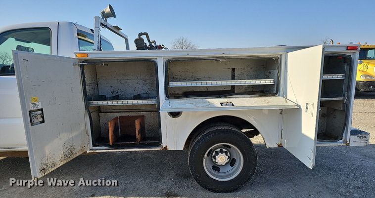 image for item MC9765 2005 Chevrolet Silverado 3500  utility bed pickup truck