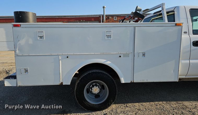 image for item MC9765 2005 Chevrolet Silverado 3500  utility bed pickup truck