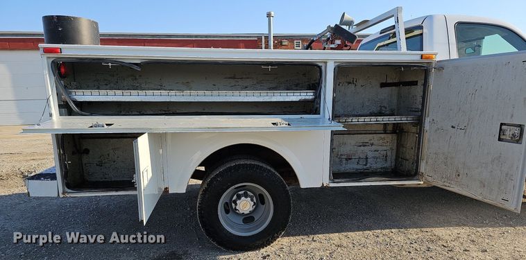 image for item MC9765 2005 Chevrolet Silverado 3500  utility bed pickup truck