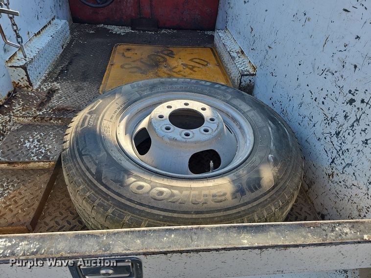 image for item MC9765 2005 Chevrolet Silverado 3500  utility bed pickup truck