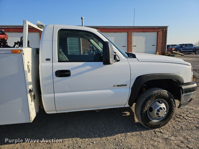 image for item MC9765 2005 Chevrolet Silverado 3500  utility bed pickup truck