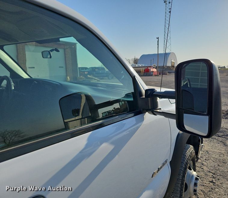 image for item MC9765 2005 Chevrolet Silverado 3500  utility bed pickup truck