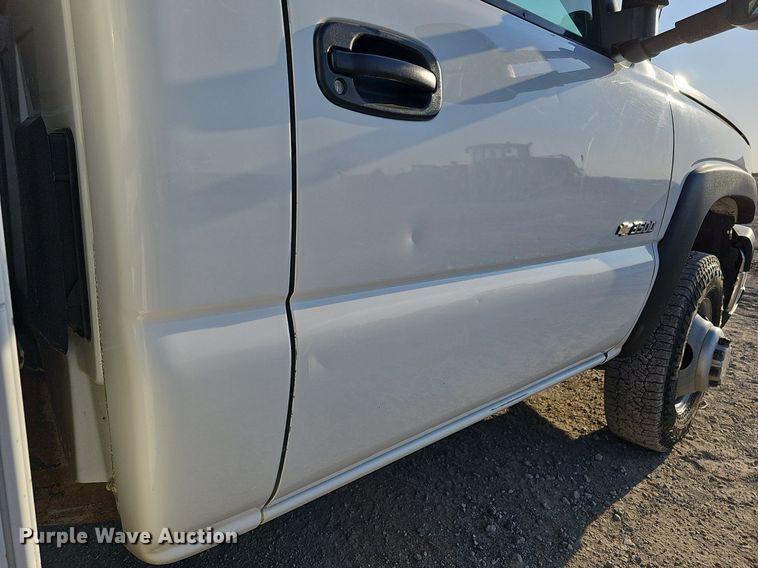 image for item MC9765 2005 Chevrolet Silverado 3500  utility bed pickup truck