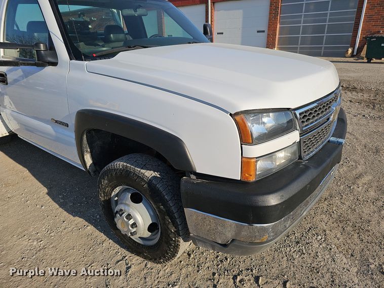 image for item MC9765 2005 Chevrolet Silverado 3500  utility bed pickup truck