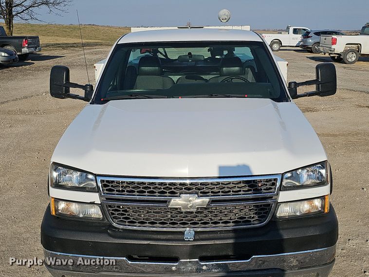 image for item MC9765 2005 Chevrolet Silverado 3500  utility bed pickup truck