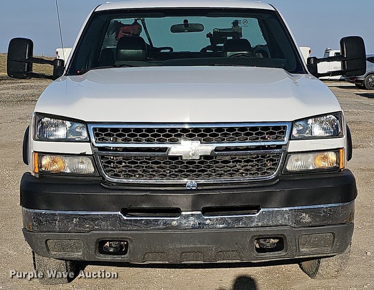 image for item MC9765 2005 Chevrolet Silverado 3500  utility bed pickup truck