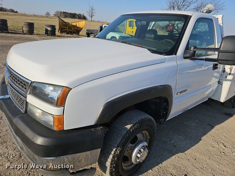 image for item MC9765 2005 Chevrolet Silverado 3500  utility bed pickup truck