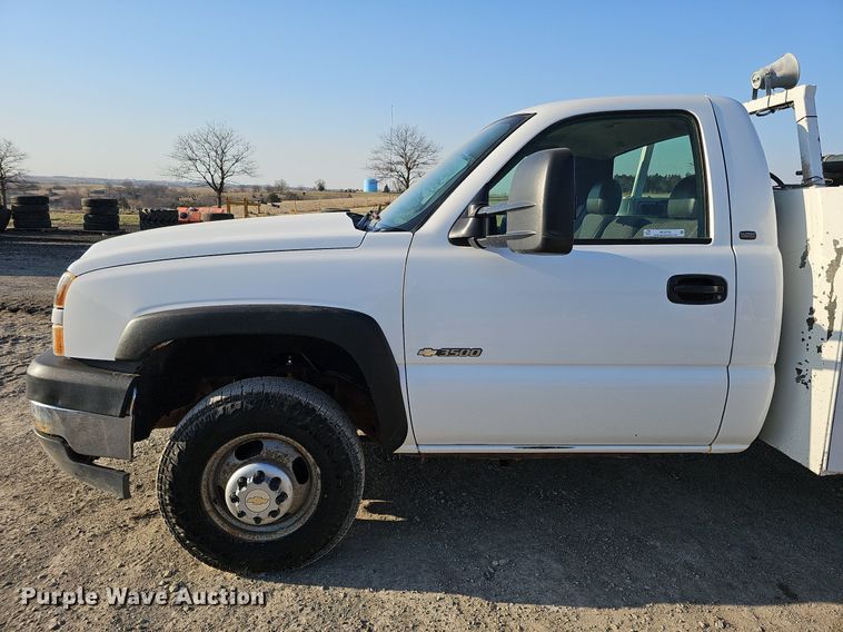 image for item MC9765 2005 Chevrolet Silverado 3500  utility bed pickup truck