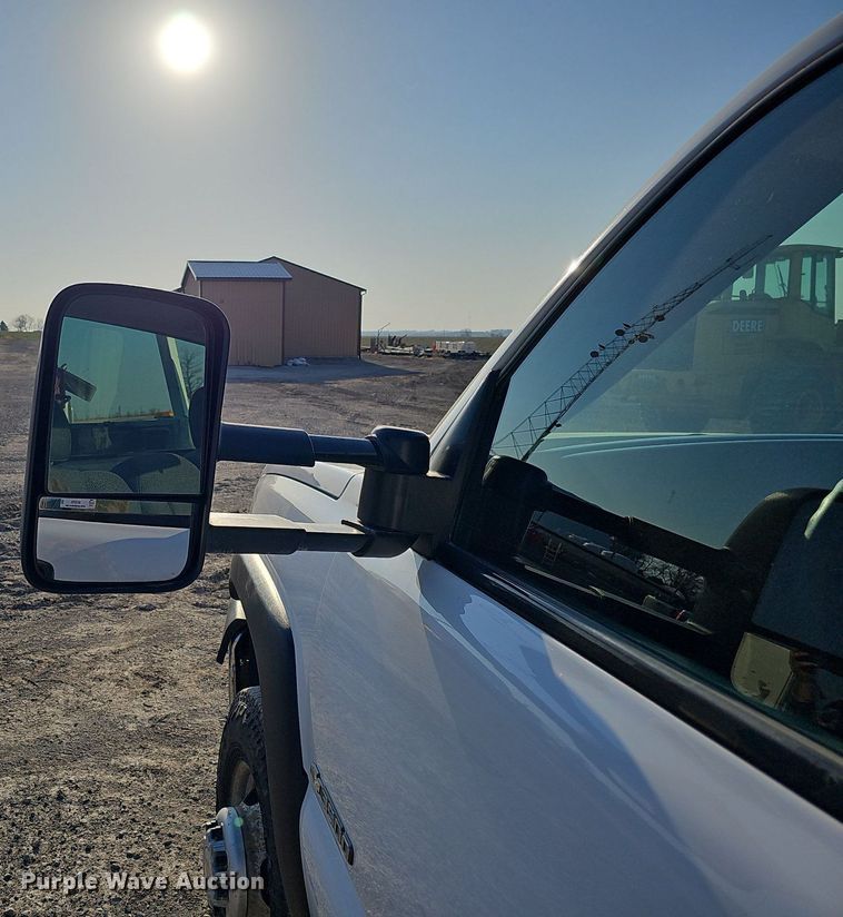 image for item MC9765 2005 Chevrolet Silverado 3500  utility bed pickup truck