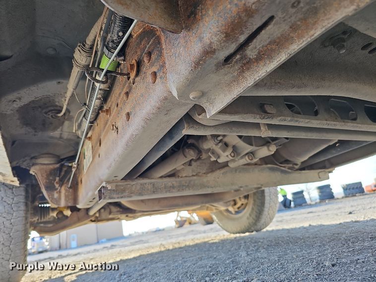 image for item MC9765 2005 Chevrolet Silverado 3500  utility bed pickup truck