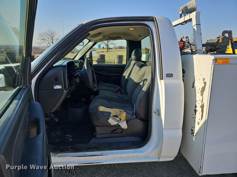 image for item MC9765 2005 Chevrolet Silverado 3500  utility bed pickup truck