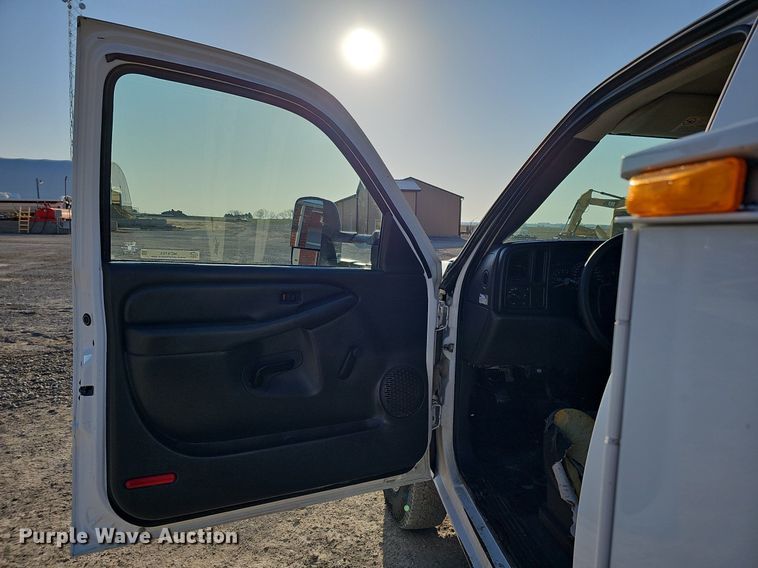 image for item MC9765 2005 Chevrolet Silverado 3500  utility bed pickup truck