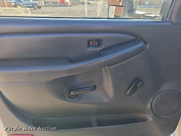 image for item MC9765 2005 Chevrolet Silverado 3500  utility bed pickup truck