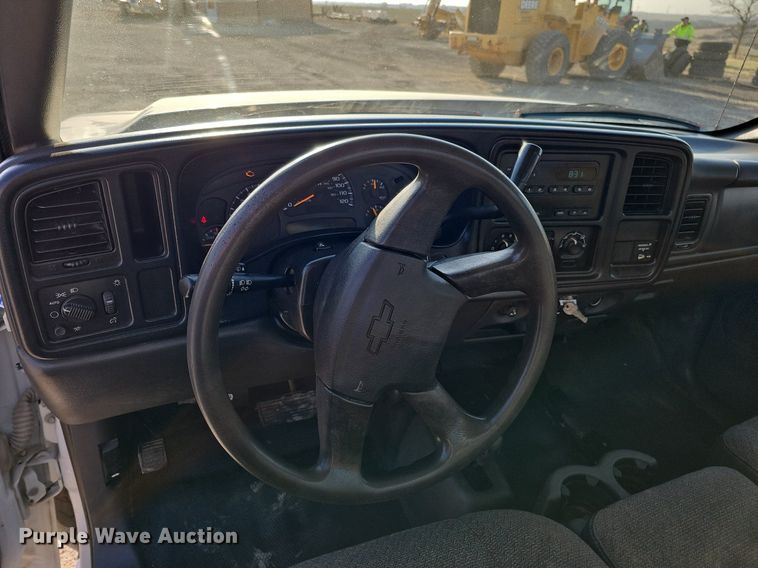 image for item MC9765 2005 Chevrolet Silverado 3500  utility bed pickup truck