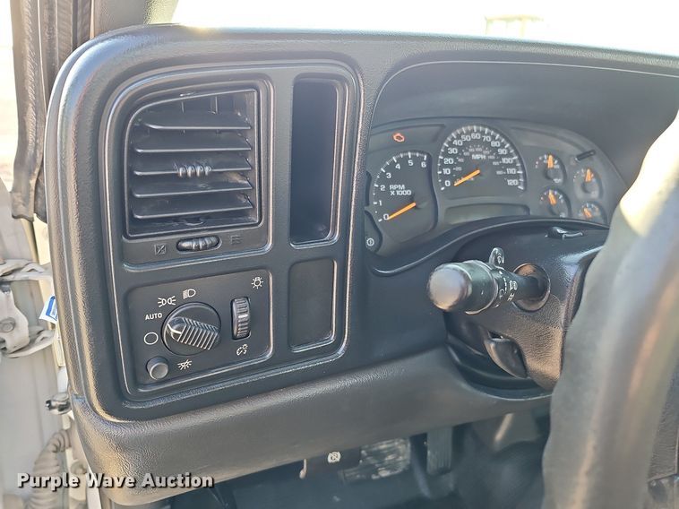 image for item MC9765 2005 Chevrolet Silverado 3500  utility bed pickup truck