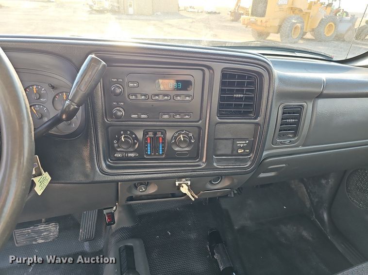 image for item MC9765 2005 Chevrolet Silverado 3500  utility bed pickup truck