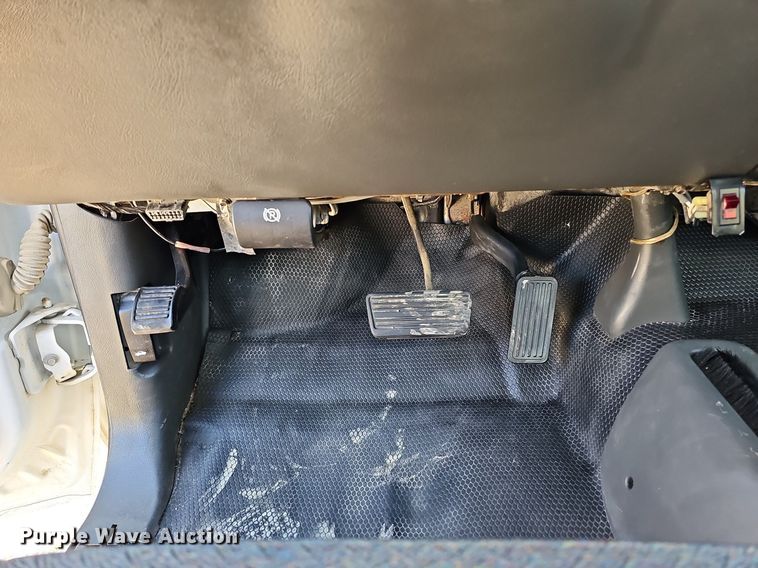 image for item MC9765 2005 Chevrolet Silverado 3500  utility bed pickup truck