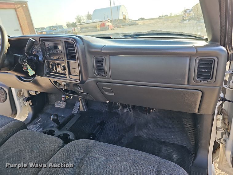 image for item MC9765 2005 Chevrolet Silverado 3500  utility bed pickup truck