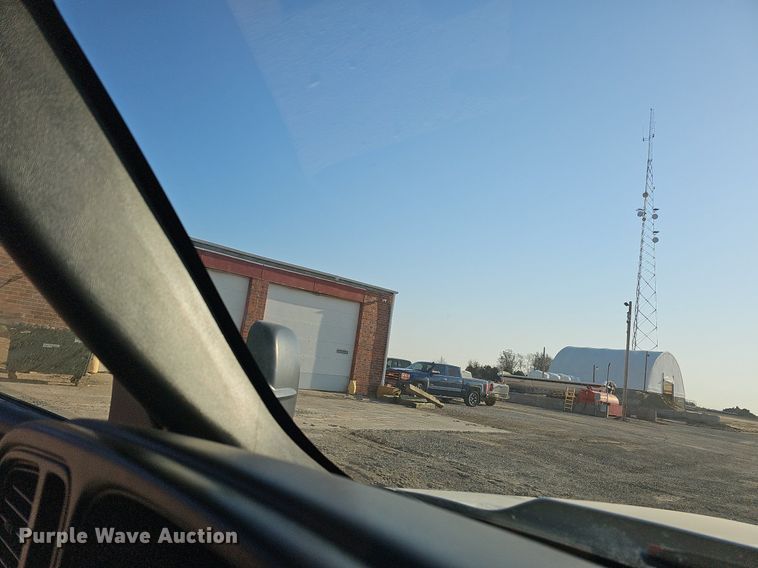 image for item MC9765 2005 Chevrolet Silverado 3500  utility bed pickup truck