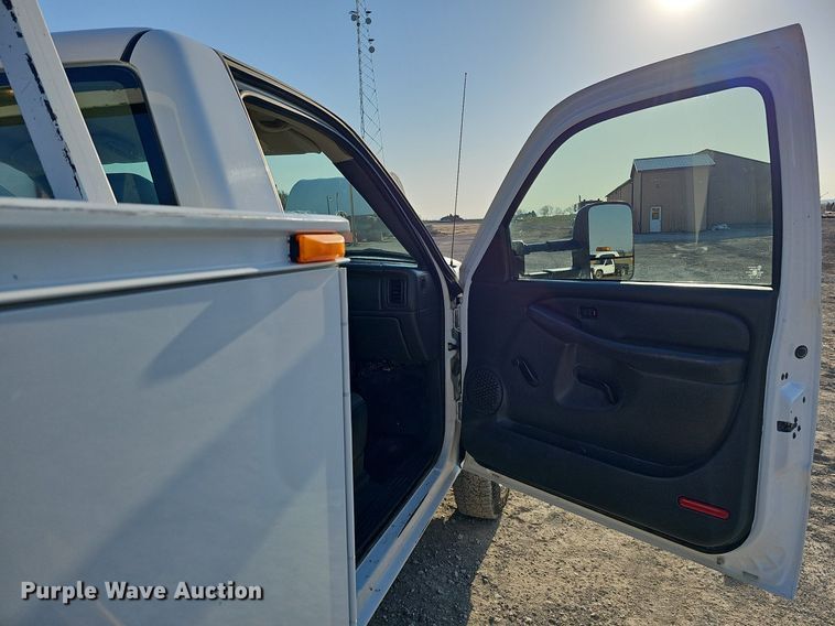 image for item MC9765 2005 Chevrolet Silverado 3500  utility bed pickup truck