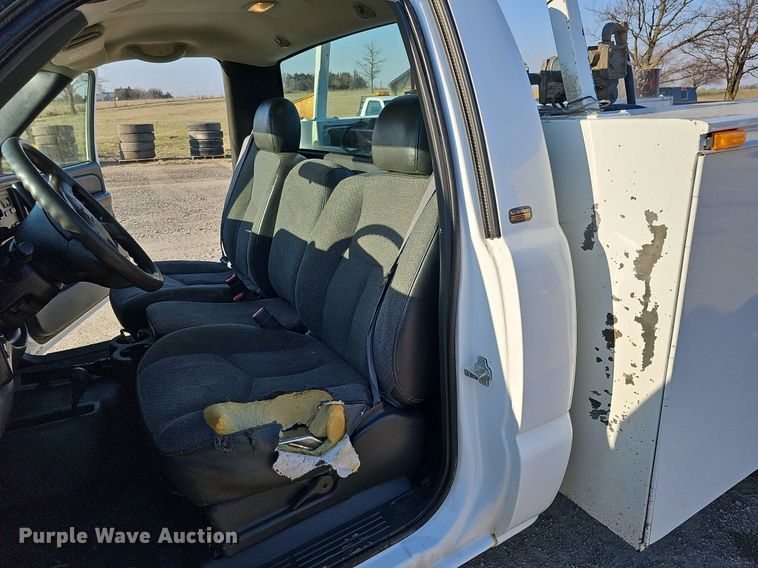 image for item MC9765 2005 Chevrolet Silverado 3500  utility bed pickup truck