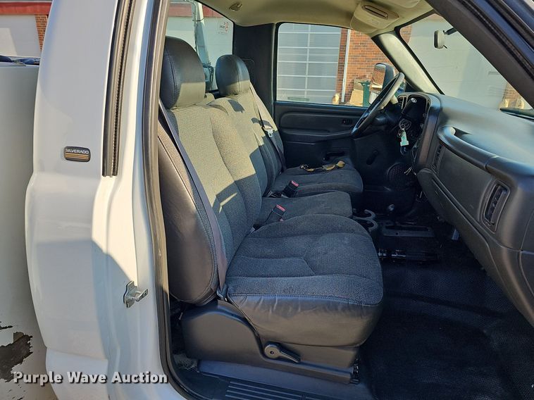 image for item MC9765 2005 Chevrolet Silverado 3500  utility bed pickup truck